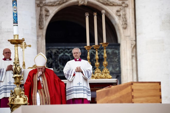 Papa Franjo predsjedao sprovodnom misom za Benedikta XVI.